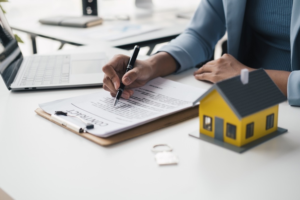 Detalhe de documentos jurídicos e balança da justiça